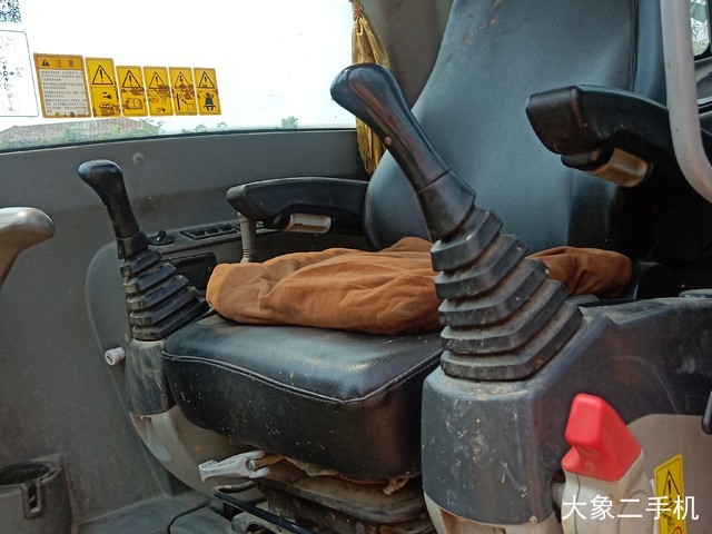 山东临工 E660F 挖掘机