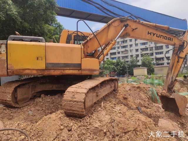 现代 R225-7 挖掘机