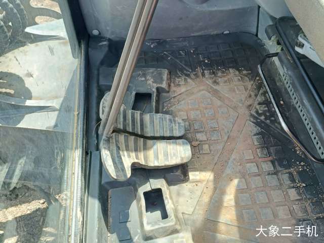 山东临工 E660F 挖掘机