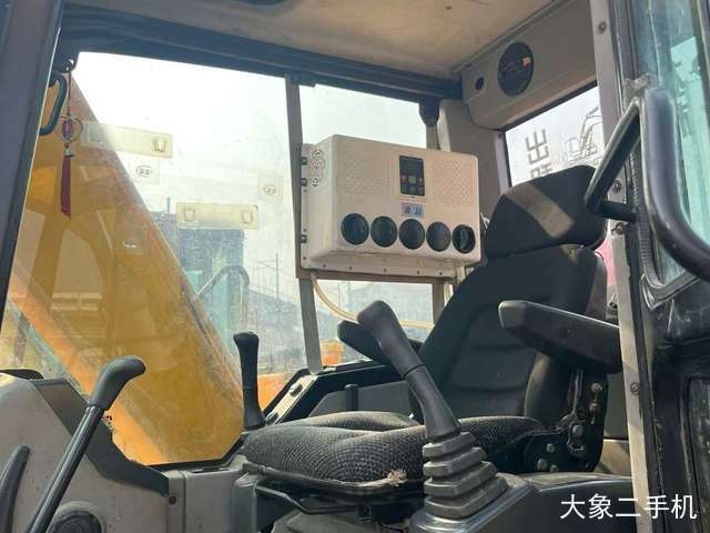 龙工 CDM6075 挖掘机