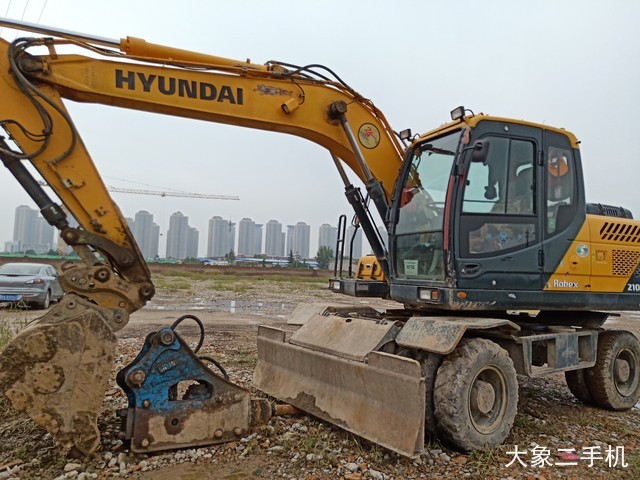 现代 R210WVS 挖掘机