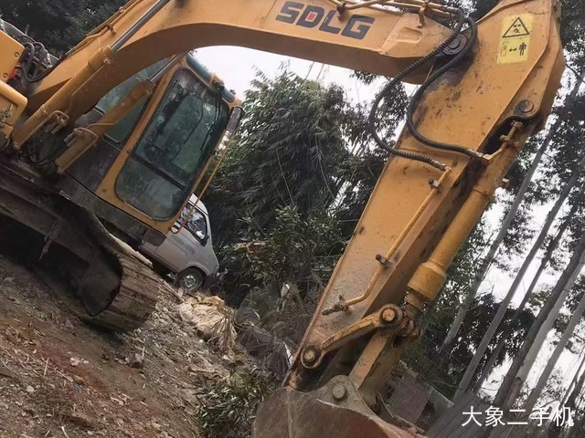 山东临工 LG6135E 挖掘机