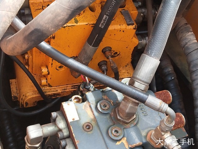 现代 R225LC-9T 挖掘机