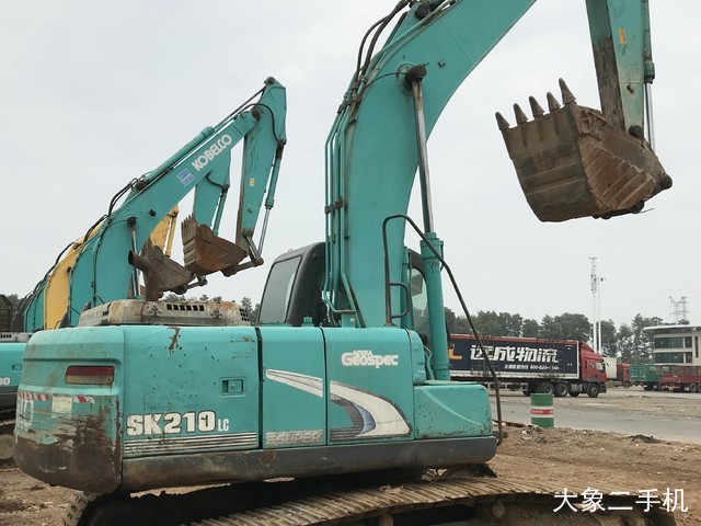 神钢 SK210LC-8 挖掘机