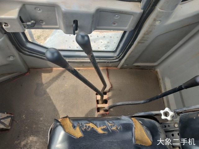 龙工 LG833B 装载机