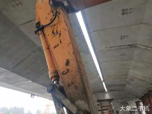 现代 R215-7 挖掘机