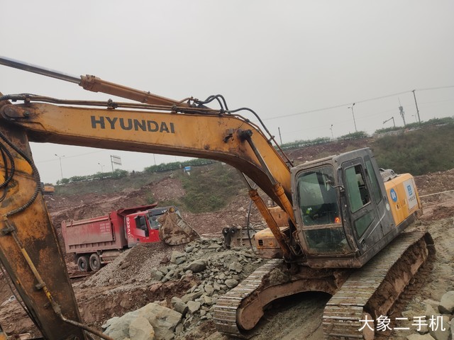 现代 R225-7 挖掘机