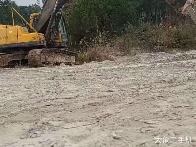 沃尔沃 EC210 挖掘机