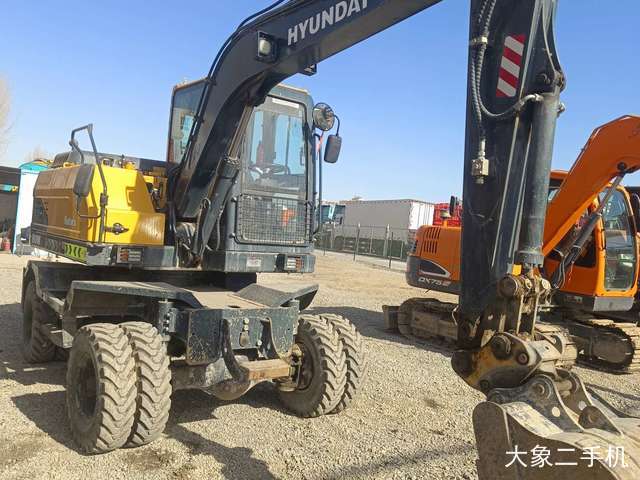 现代 R180W-9A 挖掘机