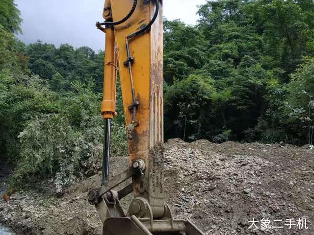 现代 R215-7 挖掘机