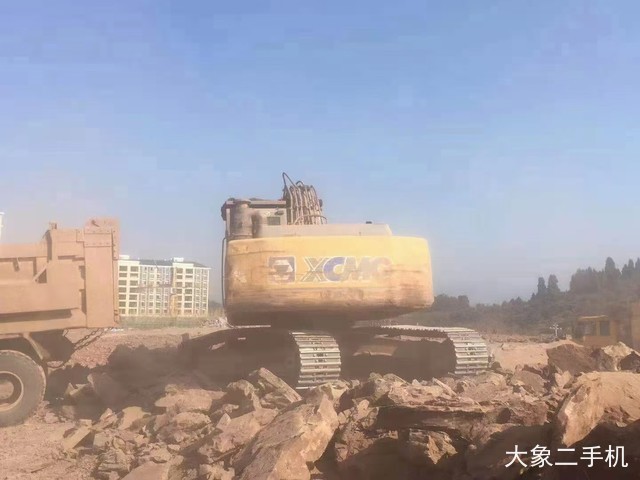 徐工 XE265C 挖掘机