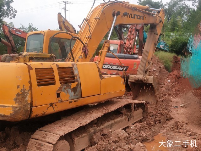 现代 R220-5 挖掘机