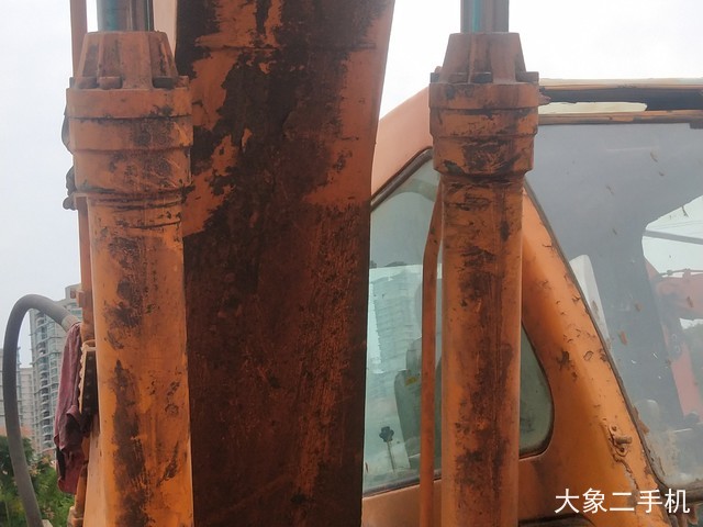 现代 R220-5 挖掘机