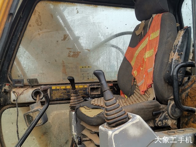 现代 R130W-5 挖掘机