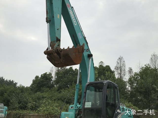 神钢 SK200-8 挖掘机