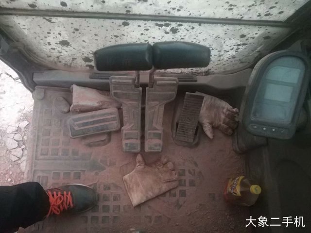 山东临工 LG6135E 挖掘机