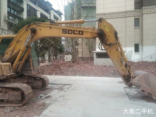 山东临工 LG6135E 挖掘机