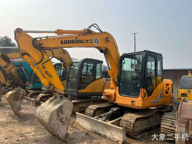 龙工 CDM6075 挖掘机