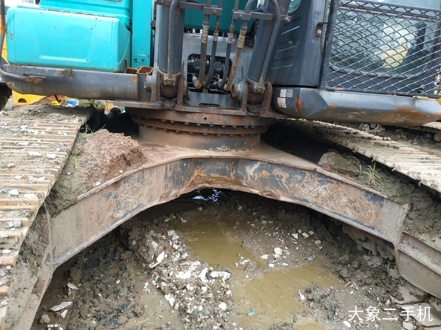 神钢 SK270D-8 挖掘机