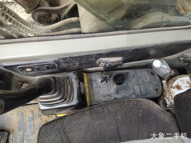 现代 R215-7 挖掘机