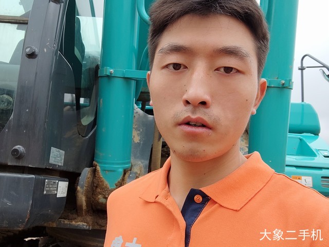 神钢 PC240LC-8 挖掘机