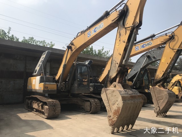 徐工 XE215C 挖掘机
