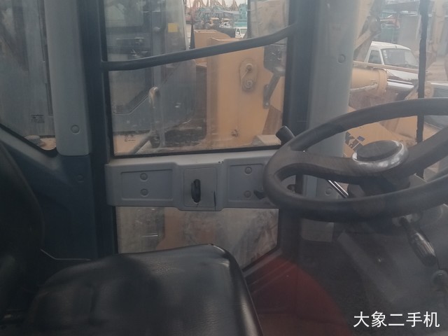 龙工 LG833B 装载机