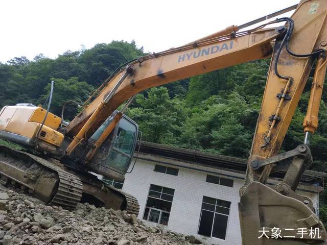 现代 R215-7 挖掘机