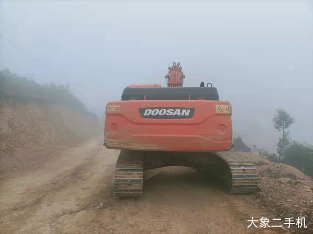 斗山 DX260LC 挖掘机