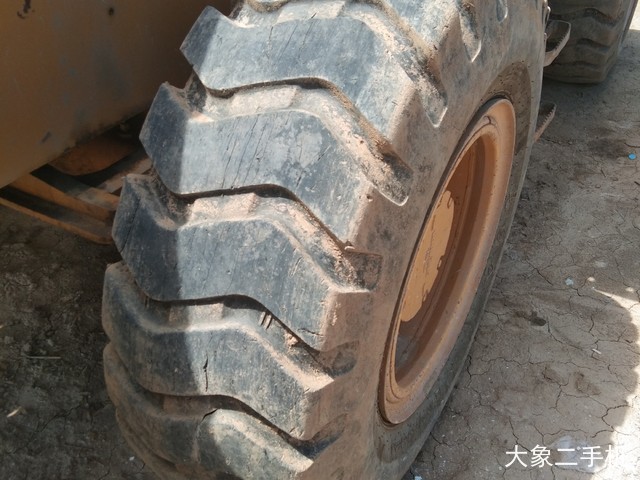 龙工 LG833B 装载机