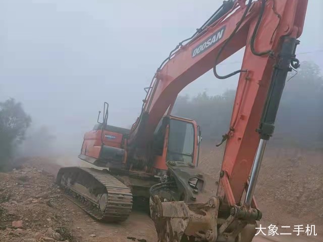 斗山 DX260LC 挖掘机
