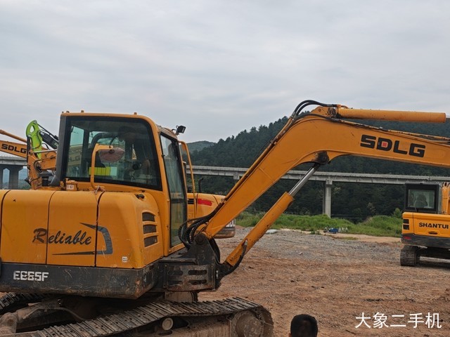山东临工 E665F 挖掘机