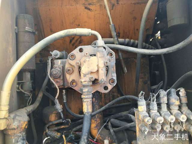 现代 R130LC-5 挖掘机