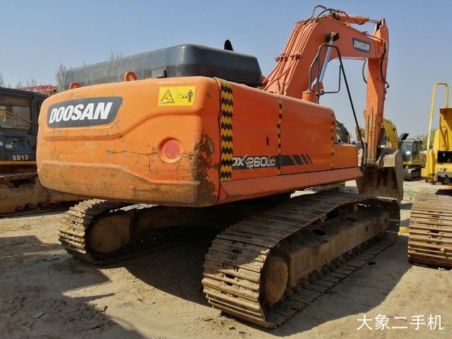 斗山 DX260LC 挖掘机