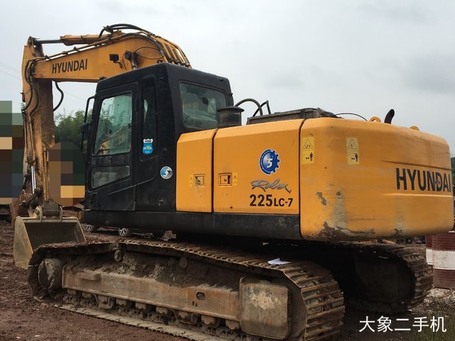 现代 R225LC-7 挖掘机
