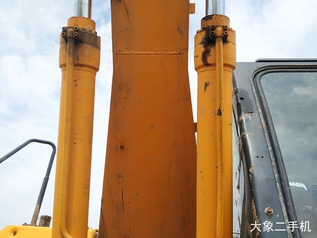 现代 R215-7 挖掘机