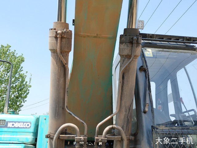 神钢 SK270D-8 挖掘机