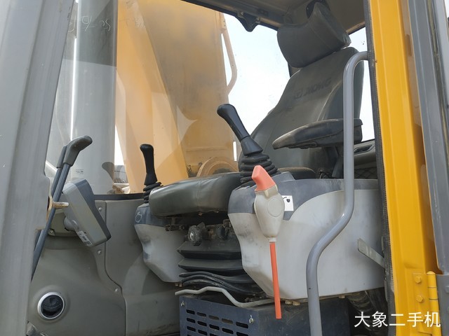 徐工 XE370CA 挖掘机