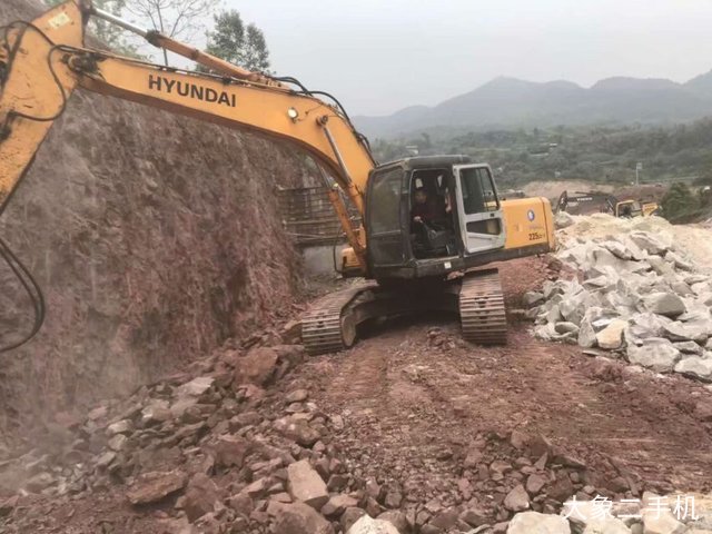 现代 R225LC-7 挖掘机