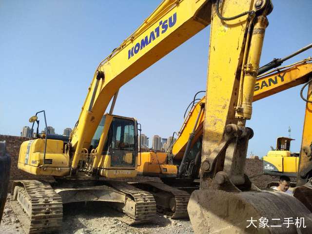 小松 PC220-8 挖掘机