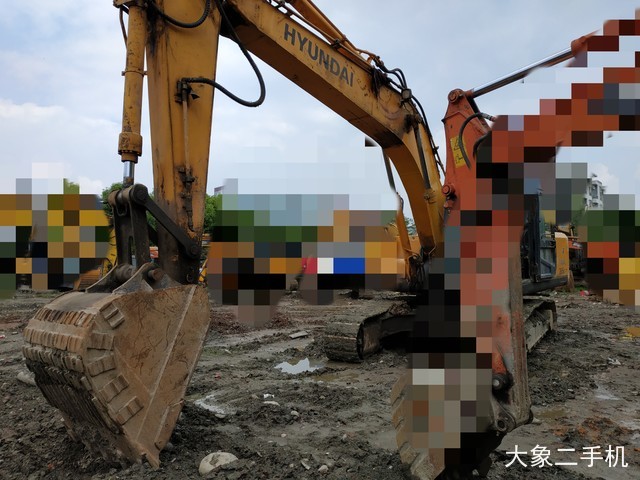 现代 R215-7 挖掘机