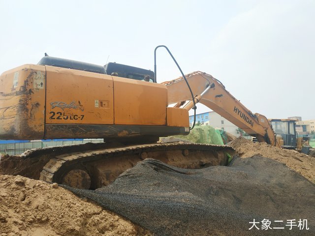 现代 R225LC-7 挖掘机