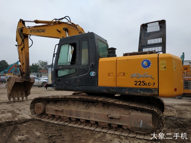 现代 R225LC-7 挖掘机