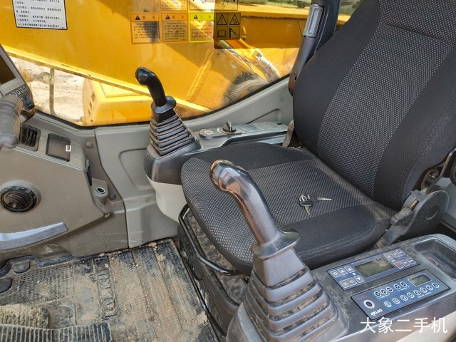 龙工 LG6225E 挖掘机