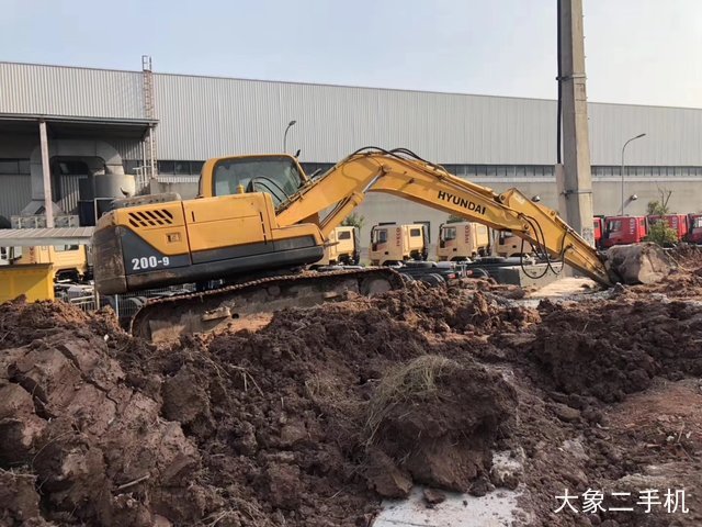 现代 R150LC-9 挖掘机