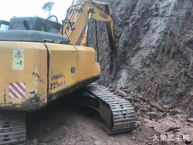 现代 R225LC-7 挖掘机