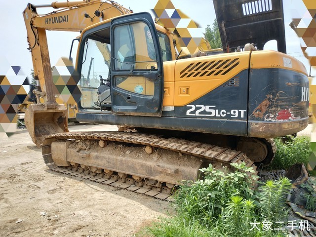 现代 R225LC-9 挖掘机