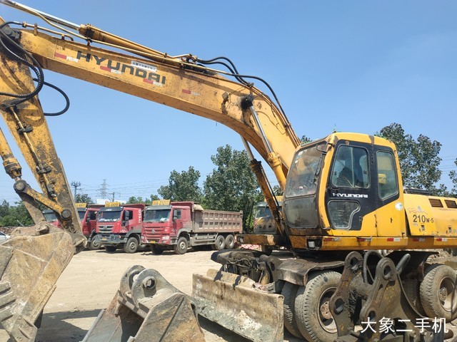 现代 R220-5 挖掘机