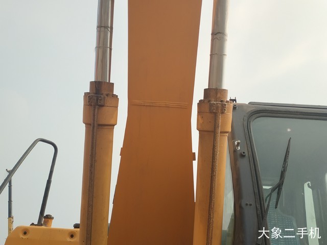 现代 R215-7 挖掘机