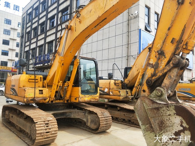 龙工 LG6215 挖掘机